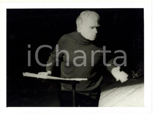 1985 ca. TEATRO Giorgio STREHLER durante un monologo - Ritratto 24x18 cm Fotografia di agenzia. CONDIZIONI: FAIR (bassa qualit&agrave; di stampa, minimo residuo d'inchiostro e lievi macchie al margine destro)FORMATO: 24x18 cm    originale e autentica 1