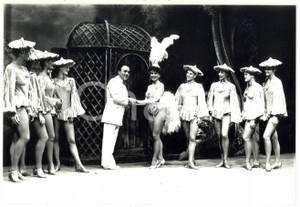 1990 ca. TEATRO Franco BARBERO Nadia FURLON in CINCILLÃ€ *Foto 18x13 cm Fotografia di agenzia, con didascalia coeva al verso. CONDIZIONI: GFORMATO: 18x13 cm    originale e autentica 1