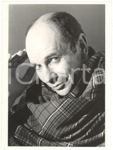 1985 ca TEATRO Lindsay KEMP Ritratto dell'attore - Foto 18x13 cm Fotografia di agenzia. CONDIZIONI: FAIR (difetti di stampa, minime piegature al margine destro)FORMATO: 18x24 cm    originale e autentica 1