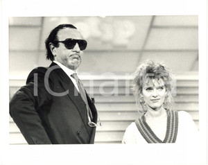 1985 ca FESTIVAL DI SANREMO - La cantante Lena BIOLCATI con Pippo BAUDO Foto Fotografia di agenzia. Nella fotografia &egrave; presente il logo del concorso a premi "Totip". CONDIZIONI: G (ma difetti di stampa)FORMATO: 25x20 cm    originale e autentica 1