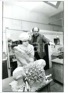 1987 WIEN Demel - Ritratto di Udo Rudolf PROKSCH con statua di Marzapane *Foto