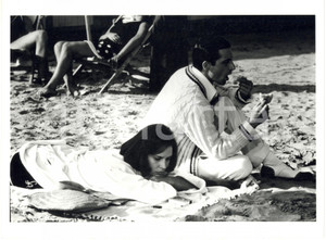 1984 CINEMA - Mattia SBRAGIA Barbara NASCIMBENE in spiaggia  - "Nata d'amore"