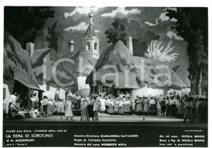 1954 MILANO Teatro alla SCALA "La Fiera dei Sorocinzi" - Atto II *Foto seriale Fotografia seriale, che ritrae un allestimento d'opera al Teatro alla Scala di Milano. CONDIZIONI: GFORMATO: 14x10 cm     originale e autentica 1