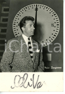 1956 COSTUME Mike BONGIORNO conduttore TV *Cartolina con AUTOGRAFO Cartolina d'epoca con autografo. DIMENSIONI: 10x15 cm CONDIZIONI: G (ma lievi abrasioni agli angoli)     originale e autentica 1