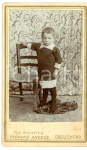 1905 ca CRESCENTINO (VC) Bambino in posa con sedia e panno *Foto PIOVANO CDV