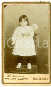 1905 ca CRESCENTINO Bambina in abito bianco con la sua bambola *Foto PIOVANO CDV