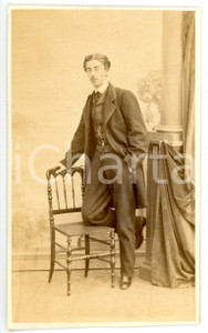 1860 ca TORINO Luigi Casimiro CAYS posa con una sedia *Foto E. DI CHANAZ - CDV