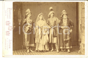 1905 TORINO Gruppo di nobili in costume indiano - Foto LE LIEURE 16x11 cm Fotografia d'epoca su cartoncino rigido. CONDIZIONI: GFORMATO: 16x11 cmFOTOGRAFO: Le Lieure - Torino   originale e autentica 0