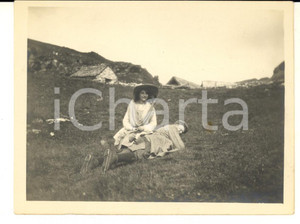 1912 ALPE DEVERO Ritratto di due giovani in un prato - Foto VINTAGE 12x9 cm