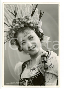 1937 MILANO Teatro alla SCALA - Luciana SORDELLI in "Ballo Coppélia" AUTOGRAFO Fotocartolina d'epoca, non viaggiata, con autografo.CONDIZIONI: G (ma piccola piegatura all'angolo inferiore sinistro; piccola macchia al verso)DIMENSIONI: 10x15 cm       originale e autentica 1