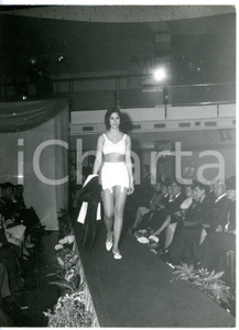1955 ca TORINO Sfilata FELINA ROYAL - Modella sfila in guêpière *Foto 18x24 cm