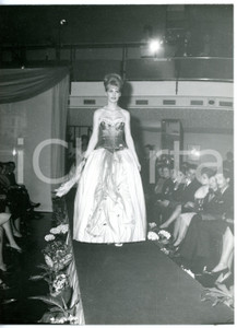 1955 ca TORINO Sfilata FELINA ROYAL - Modella in abito da sera con corsetto FOTO
