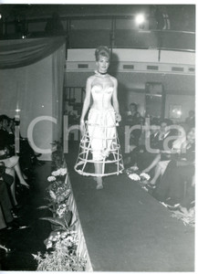 1955 ca TORINO Sfilata FELINA ROYAL - Modella con corsetto e crinolina *Foto