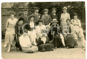 1920 BARDONECCHIA Ritratto di famiglia in cortile - Fotocartolina 13x8 cm