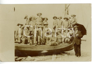 1915 ca ITALIA Ritratto di scolaresca su una barca - Fotocartolina VINTAGE