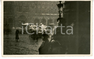 1937 Banchetto di fiori sotto la pioggia - Foto ARTISTICA 14x9 cm
