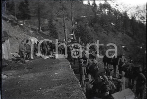 1915ca WW1 ESERCITO ITALIANO Approvigionamento con muli  * NEGATIVO ORIGINALE Negativo originale in bianco e nero su pellicola.  E' SEVERAMENTE VIETATA LA RIPRODUZIONE.TUTTI I DIRITTI SONO RISERVATI.ICharta mette in vendita, sul negozio eBay e in esclusiva sul sito "icharta" il proprio archivio composto da numerose diapositive e negativi fotografici d'epoca, tutti originali e autentici.Si tratta di uno sguardo inedito sull'attualità, la politica, la vita quotidiana, il gossip e la cultura, che fotografa il cambiamento della nazione (e non solo) tra il 1890 ed il 1990 circa. Un'occasione unica per il mercato del collezionismo, che vede finalmente disponibile un archivio eccezionale per vastità, tematiche e condizioni, in un settore (il negativo fotografico e la diapositiva) di assoluta novità e dalle interessanti prospettive di investimento.. FAIR/discreto  Formato: cm 9 X 6 originale e autentica 1