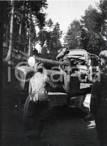 1915ca WW1 ESERCITO ITALIANO Trattore per trasporti NEGATIVO ORIGINALE   Negativo originale in bianco e nero (su pellicola), in formato cm 6 x 4 CONDIZIONI: FAIR (rozzamente rifilato) ICharta mette in vendita, sul negozio eBay e in esclusiva sul sito "icharta" il proprio archivio composto da numerose diapositive e negativi fotografici d'epoca, tutti originali e autentici, che attraversano la storia del costume italiano tra gli la fine degli anni Sessanta e Novanta.Si tratta di uno sguardo inedito sull'attualit&agrave;, la politica, la vita quotidiana, il gossip e la cultura, che fotografa il cambiamento della nazione in quest'ultimo scorcio del XX secolo. Un'occasione unica per il mercato del collezionismo, che vede finalmente disponibile un archivio eccezionale per vastit&agrave;, tematiche e condizioni, in un settore (il negativo fotografico e la diapositiva) di assoluta novit&agrave; e dalle interessanti prospettive di investimento. FAIR/discreto   originale e autentica 1