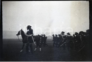 1915 ca WW1 ESERCITO ITALIANO Batteria in posa *NEGATIVO ORIGINALE Negativo originale in bianco e nero su pellicola.  E' SEVERAMENTE VIETATA LA RIPRODUZIONE.TUTTI I DIRITTI SONO RISERVATI.ICharta mette in vendita, sul negozio eBay e in esclusiva sul sito "icharta" il proprio archivio composto da numerose diapositive e negativi fotografici d'epoca, tutti originali e autentici.Si tratta di uno sguardo inedito sull'attualità, la politica, la vita quotidiana, il gossip e la cultura, che fotografa il cambiamento della nazione (e non solo) tra il 1890 ed il 1990 circa. Un'occasione unica per il mercato del collezionismo, che vede finalmente disponibile un archivio eccezionale per vastità, tematiche e condizioni, in un settore (il negativo fotografico e la diapositiva) di assoluta novità e dalle interessanti prospettive di investimento.. FAIR/discreto Aloni come da scansione Formato: cm 9 X 6 originale e autentica 1