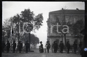 1915ca WW1 ESERCITO ITALIANO Bersaglieri in bicicletta NEGATIVO ORIGINALE     Negativo originale in bianco e nero, su pellicola, in formato cm 6 x 9 CONDIZIONI: POOR (difetti) E' SEVERAMENTE VIETATA LA RIPRODUZIONE.TUTTI I DIRITTI SONO RISERVATI.ICharta mette in vendita, sul negozio eBay e in esclusiva sul sito "icharta" il proprio archivio composto da numerose diapositive e negativi fotografici d'epoca, tutti originali e autentici.Si tratta di uno sguardo inedito sull'attualità, la politica, la vita quotidiana, il gossip e la cultura, che fotografa il cambiamento della nazione (e non solo) tra il 1890 ed il 1990 circa. Un'occasione unica per il mercato del collezionismo, che vede finalmente disponibile un archivio eccezionale per vastità, tematiche e condizioni, in un settore (il negativo fotografico e la diapositiva) di assoluta novità e dalle interessanti prospettive di investimento. POOR/danneggiato   originale e autentica 1