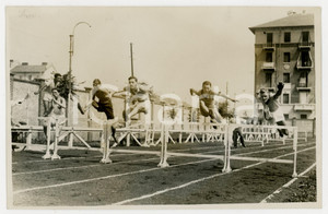 1940 ca TORINO LITTORIALI ATLETICA Giovani durante corsa a ostacoli *Foto