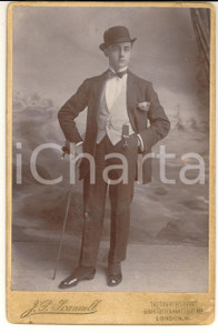 1900 ca LONDON Ritratto di gentiluomo in abito da passeggio *Foto J. P. SCANNELL Fotografia d'epoca, su cartoncino rigido.CONDIZIONI: FAIR (piegature al cartoncino)FORMATO: 11x16 cm    originale e autentica 1