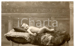 1920 ca CACHAN Ritratto di bambino su coperta di pelliccia *Foto HAMELLE - 13x8