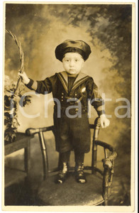 1920 ca ENGLAND (?) Bambino vestito da marinaretto su una sedia - Foto VINTAGE