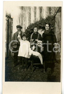 1930 CUORGNÈ Ritratto di famiglia con bambini in giardino - Fotografia FP NV