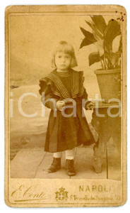 Fotografia d epoca originale 1880 ca NAPOLI Ritratto di bambina in abito ricamato Foto Ernesto CONTE  CDV 1
