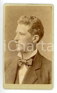 Fotografia d epoca originale 1890 ca HOBOKEN Giovane uomo con cravattino scuro Foto Louis NAGEL  CDV 1