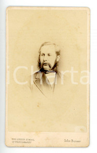 Fotografia d epoca originale 1870 ca LONDON  SOHO Ritratto maschile con cravattino scuro Fotografia CDV 1