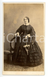 Fotografia d epoca originale 1865 ca TORINO Ritratto di donna in abito da passeggio Foto E. DI CHANAZ  CDV 1