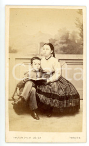 Fotografia d epoca originale 1870 ca TORINO Coppia di fratelli in lettura Foto Pier Luigi FACCIO  CDV 1
