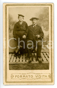 1900 ca ITALIA Ritratto di padre con figlio vestito da marinaretto *Foto CDV