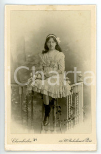 Fotografia d epoca originale 1900 ca PARIS Ritratto di fanciulla con ramo di fiori Foto CHAMBERLIN  CDV 1