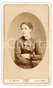 Fotografia d epoca originale 1880 ca LUVINO LUINO Ritratto di donna con abito ricamato Foto A. BINI  CDV 1