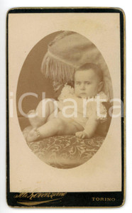 Fotografia d epoca originale 1900 ca TORINO Bambino di pochi mesi su cuscino damascato Foto LOVAZZANO  CDV 1