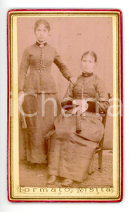1880 ca MILANO Coppia di gemelle in abito da passeggio *Foto Angelo AUREGGI CDV