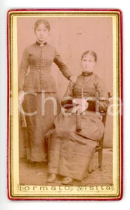 Fotografia d epoca originale 1880 ca MILANO Coppia di gemelle in abito da passeggio Foto Angelo AUREGGI CDV 1