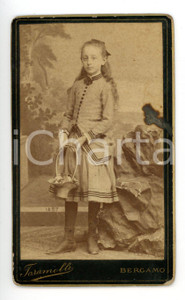 Fotografia d epoca originale 1880 ca BERGAMO Ritratto di fanciulla con cestino di fiori Foto TARAMELLI  CDV 1