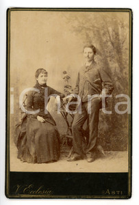 Fotografia d epoca originale 1885 ca ASTI Coppia di giovani sposi con ramoscello fiorito  Foto V. ECCLESIA 1