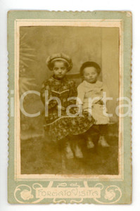 Fotografia d epoca originale 1890 ca ITALIA Coppia di fratelli che si tengono per mano  Fotografia CDV 1
