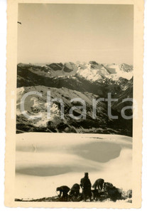 1940 COLLE DEL LONGET Alpini al campo tra la neve - Fotografia 9x14 cm Fotografia d'epoca, con didascalia manoscritta al verso: "Tenente (Savio) Torre - Longet".FOTOGRAFO: Vigan&ograve; - Milano, via T. Grossi 6CONDIZIONI: G (ma minima piegatura angolare)FORMATO: 9x14 cm     originale e autentica 1