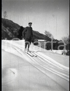 6X4cm NEGATIVO ORIGINALE * 1915 WW1 ESERCITO ITALIANO Militare posa con sci (2)   Negativo originale in bianco e nero, in formato cm 6 x 4 CONDIZIONI: FAIR (rozzamente rifilato e rigato) ICharta mette in vendita, sul negozio eBay e in esclusiva sul sito "icharta" il proprio archivio composto da numerose diapositive e negativi fotografici d'epoca, tutti originali e autentici, che attraversano la storia del costume italiano tra gli la fine degli anni Sessanta e Novanta.Si tratta di uno sguardo inedito sull'attualit&agrave;, la politica, la vita quotidiana, il gossip e la cultura, che fotografa il cambiamento della nazione in quest'ultimo scorcio del XX secolo. Un'occasione unica per il mercato del collezionismo, che vede finalmente disponibile un archivio eccezionale per vastit&agrave;, tematiche e condizioni, in un settore (il negativo fotografico e la diapositiva) di assoluta novit&agrave; e dalle interessanti prospettive di investimento.     originale e autentica 1