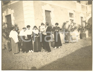 1912 OVADA (AL) Famiglia borghese nel cortile di una villa - Foto 10x8 cm