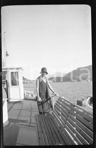 6X4cm NEGATIVO ORIGINALE* 1930ca BELLAGIO Ritratto di donna su battello (1)  Negativo originale in bianco e nero (su pellicola), in formato cm 6 x 4 E' severamente vietata la riproduzione. Tutti i diritti sono riservati. ICharta mette in vendita, sul negozio eBay e in esclusiva sul sito "icharta" il proprio archivio composto da numerose diapositive e negativi fotografici d'epoca, tutti originali e autentici, che attraversano la storia del costume italiano tra gli la fine degli anni Sessanta e Novanta.Si tratta di uno sguardo inedito sull'attualità, la politica, la vita quotidiana, il gossip e la cultura, che fotografa il cambiamento della nazione in quest'ultimo scorcio del XX secolo. Un'occasione unica per il mercato del collezionismo, che vede finalmente disponibile un archivio eccezionale per vastità, tematiche e condizioni, in un settore (il negativo fotografico e la diapositiva) di assoluta novità e dalle interessanti prospettive di investimento. CONDIZIONI:FAIR/discretoFORMATO: cm 6 x 4 originale e autentica 1