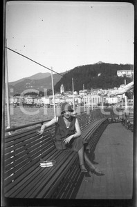 6X4cm NEGATIVO ORIGINALE* 1930ca BELLAGIO Ritratto di donna su battello (2)  Negativo originale in bianco e nero (su pellicola), in formato cm 6 x 4 E' severamente vietata la riproduzione. Tutti i diritti sono riservati. ICharta mette in vendita, sul negozio eBay e in esclusiva sul sito "icharta" il proprio archivio composto da numerose diapositive e negativi fotografici d'epoca, tutti originali e autentici, che attraversano la storia del costume italiano tra gli la fine degli anni Sessanta e Novanta.Si tratta di uno sguardo inedito sull'attualità, la politica, la vita quotidiana, il gossip e la cultura, che fotografa il cambiamento della nazione in quest'ultimo scorcio del XX secolo. Un'occasione unica per il mercato del collezionismo, che vede finalmente disponibile un archivio eccezionale per vastità, tematiche e condizioni, in un settore (il negativo fotografico e la diapositiva) di assoluta novità e dalle interessanti prospettive di investimento. CONDIZIONI:FAIR/discretoFORMATO: cm 6 x 4 originale e autentica 1