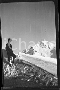 6X4cm NEGATIVO ORIGINALE* 1932 SESTRIERE Ritratto maschile - Punta Rognosa (1)  Negativo originale in bianco e nero (su pellicola), in formato cm 6 x 4 E' severamente vietata la riproduzione. Tutti i diritti sono riservati.ICharta mette in vendita, sul negozio eBay e in esclusiva sul sito "icharta" il proprio archivio composto da numerose diapositive e negativi fotografici d'epoca, tutti originali e autentici, che attraversano la storia del costume italiano tra gli la fine degli anni Sessanta e Novanta.Si tratta di uno sguardo inedito sull'attualità, la politica, la vita quotidiana, il gossip e la cultura, che fotografa il cambiamento della nazione in quest'ultimo scorcio del XX secolo. Un'occasione unica per il mercato del collezionismo, che vede finalmente disponibile un archivio eccezionale per vastità, tematiche e condizioni, in un settore (il negativo fotografico e la diapositiva) di assoluta novità e dalle interessanti prospettive di investimento. CONDIZIONI:FAIR/discreto Lievi striatureFORMATO: cm 6 x 4 originale e autentica 1
