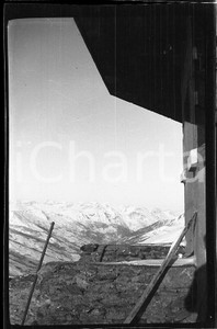 6X4cm NEGATIVO ORIGINALE* 1932 SESTRIERE Panorama da una baita in quota  Negativo originale in bianco e nero (su pellicola), in formato cm 6 x 4 E' severamente vietata la riproduzione. Tutti i diritti sono riservati. ICharta mette in vendita, sul negozio eBay e in esclusiva sul sito "icharta" il proprio archivio composto da numerose diapositive e negativi fotografici d'epoca, tutti originali e autentici, che attraversano la storia del costume italiano tra gli la fine degli anni Sessanta e Novanta.Si tratta di uno sguardo inedito sull'attualità, la politica, la vita quotidiana, il gossip e la cultura, che fotografa il cambiamento della nazione in quest'ultimo scorcio del XX secolo. Un'occasione unica per il mercato del collezionismo, che vede finalmente disponibile un archivio eccezionale per vastità, tematiche e condizioni, in un settore (il negativo fotografico e la diapositiva) di assoluta novità e dalle interessanti prospettive di investimento. CONDIZIONI:FAIR/discretoFORMATO: cm 6 x 4 originale e autentica 1